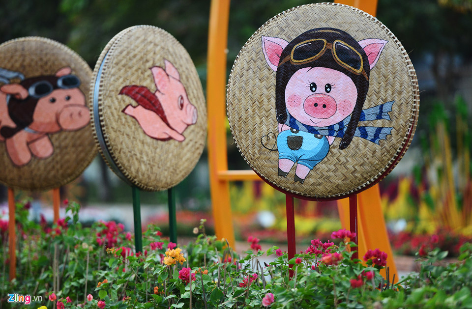 Cận cảnh đường hoa Tết đầu tiên mở cửa tham quan ở Sài Gòn