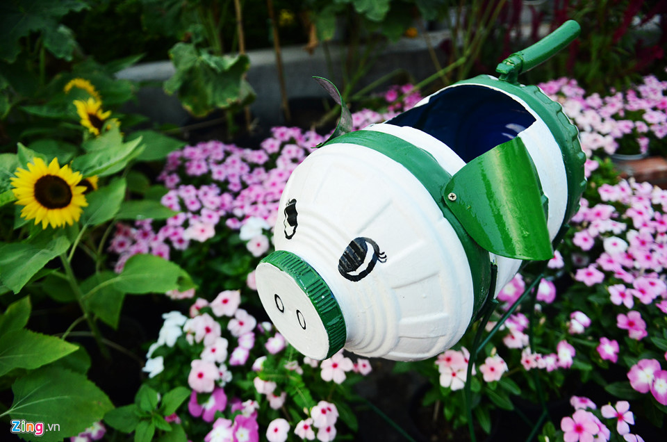 Cận cảnh đường hoa Tết đầu tiên mở cửa tham quan ở Sài Gòn