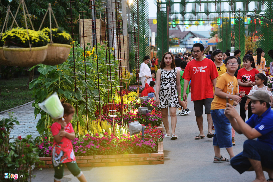 Cận cảnh đường hoa Tết đầu tiên mở cửa tham quan ở Sài Gòn