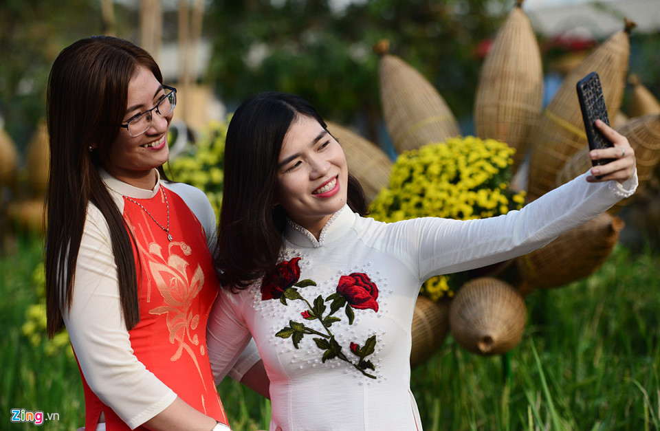 Cận cảnh đường hoa Tết đầu tiên mở cửa tham quan ở Sài Gòn