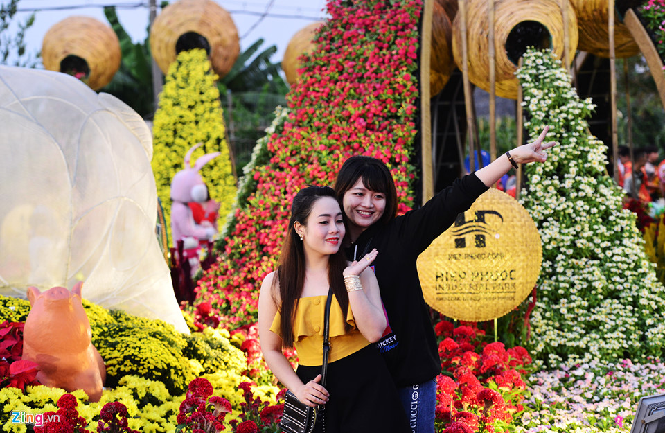 Cận cảnh đường hoa Tết đầu tiên mở cửa tham quan ở Sài Gòn