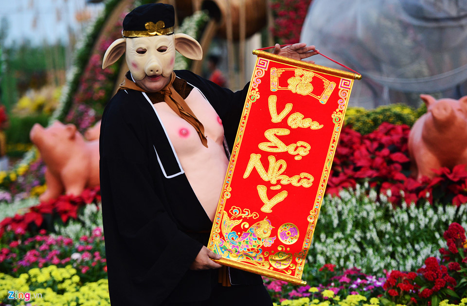 Cận cảnh đường hoa Tết đầu tiên mở cửa tham quan ở Sài Gòn