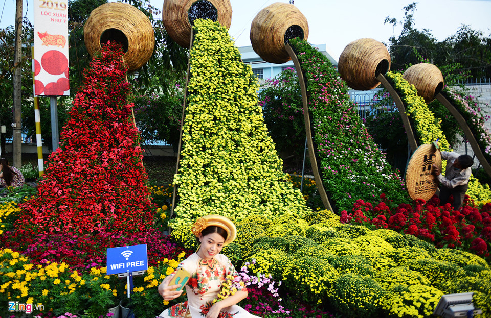 Cận cảnh đường hoa Tết đầu tiên mở cửa tham quan ở Sài Gòn