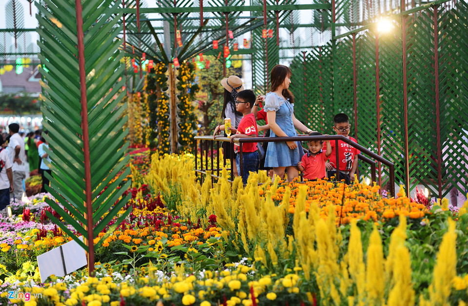 Cận cảnh đường hoa Tết đầu tiên mở cửa tham quan ở Sài Gòn