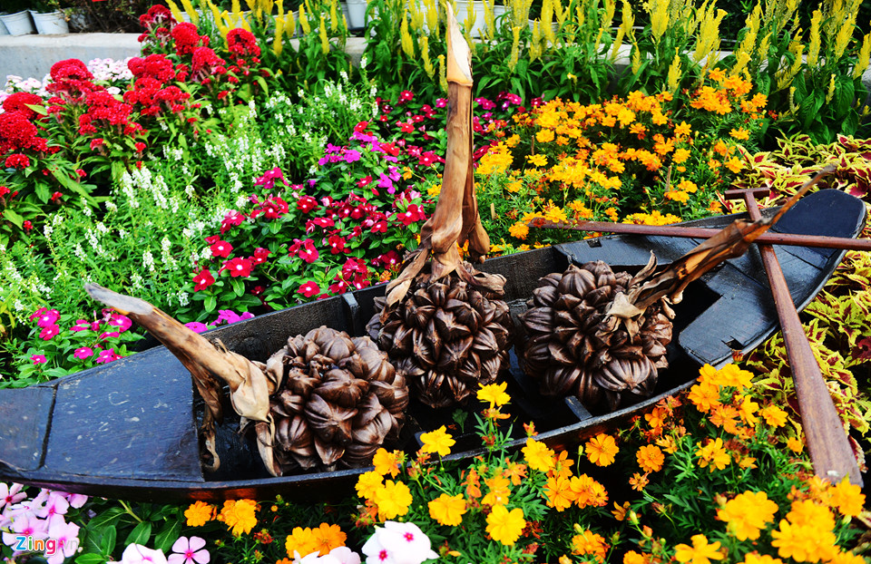 Cận cảnh đường hoa Tết đầu tiên mở cửa tham quan ở Sài Gòn