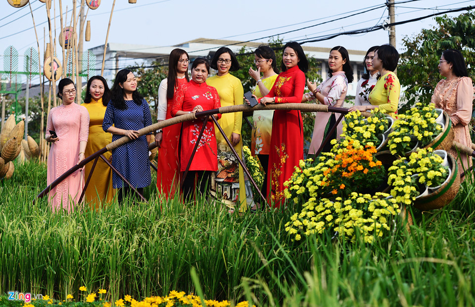 Cận cảnh đường hoa Tết đầu tiên mở cửa tham quan ở Sài Gòn