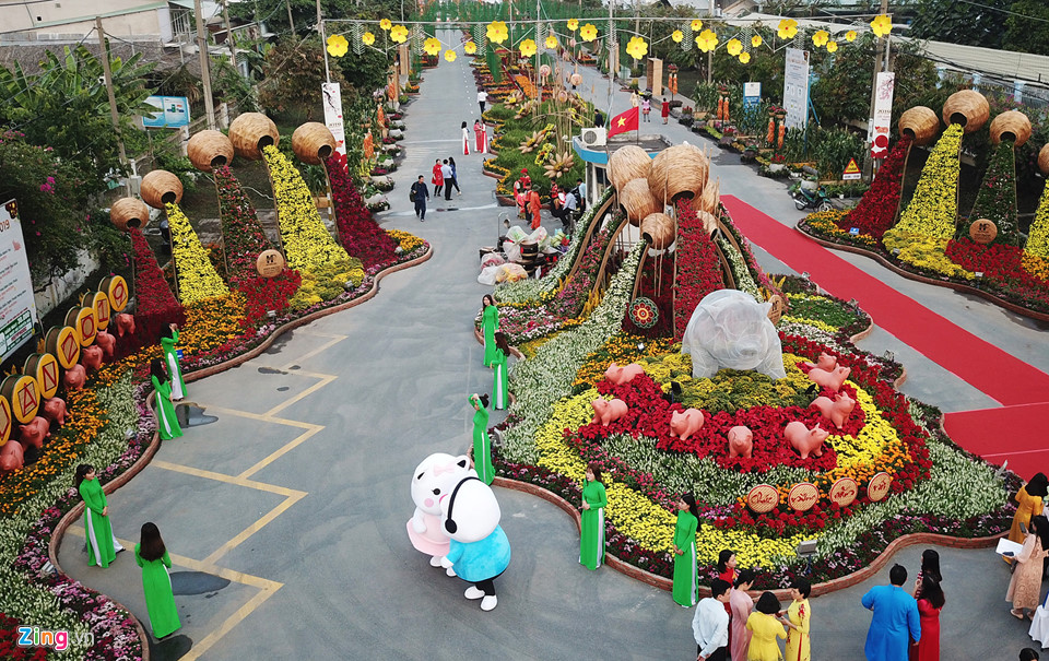 Cận cảnh đường hoa Tết đầu tiên mở cửa tham quan ở Sài Gòn