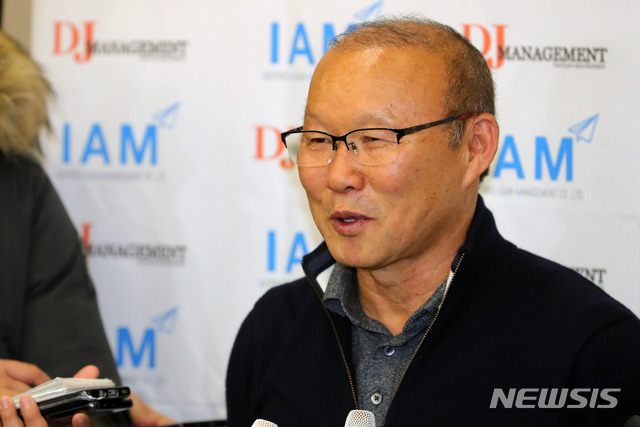 Về nước, HLV Park Hang-seo khen cầu thủ Việt Nam khoẻ hiếm thấy