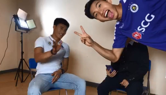 Văn Hậu làm trò phá rối Bùi Tiến Dũng