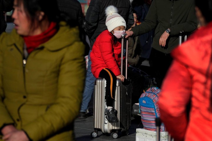 Xuân vận Trung Quốc: Biển người xếp hàng chờ tàu xe về quê ăn Tết