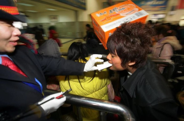 Xuân vận Trung Quốc: Biển người xếp hàng chờ tàu xe về quê ăn Tết