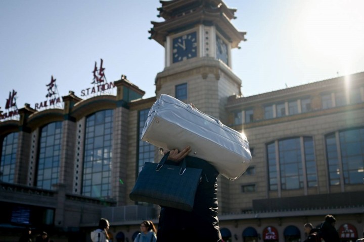 Xuân vận Trung Quốc: Biển người xếp hàng chờ tàu xe về quê ăn Tết