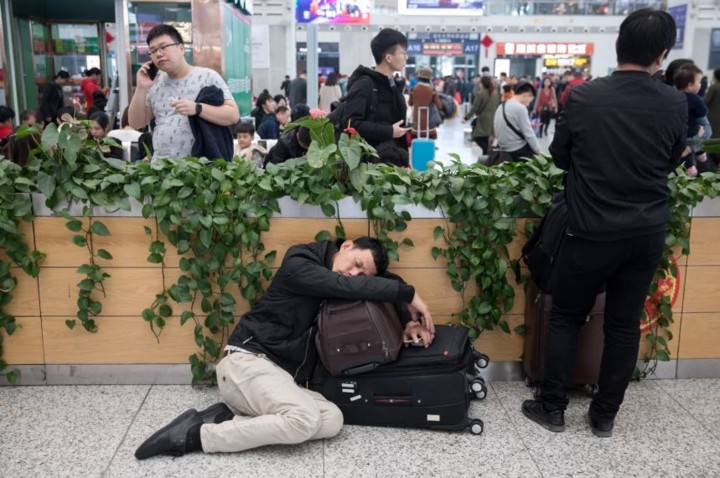 Xuân vận Trung Quốc: Biển người xếp hàng chờ tàu xe về quê ăn Tết