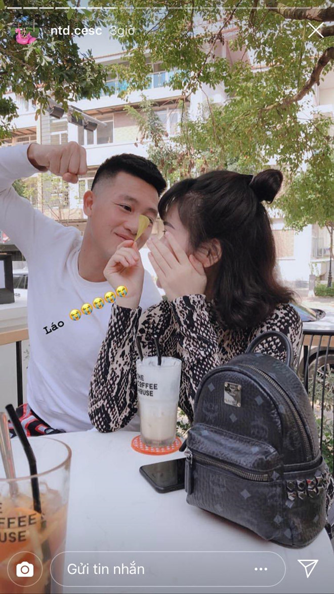 Cầu thủ tuyển Việt Nam hẹn hò ngay với bạn gái sau khi về nước