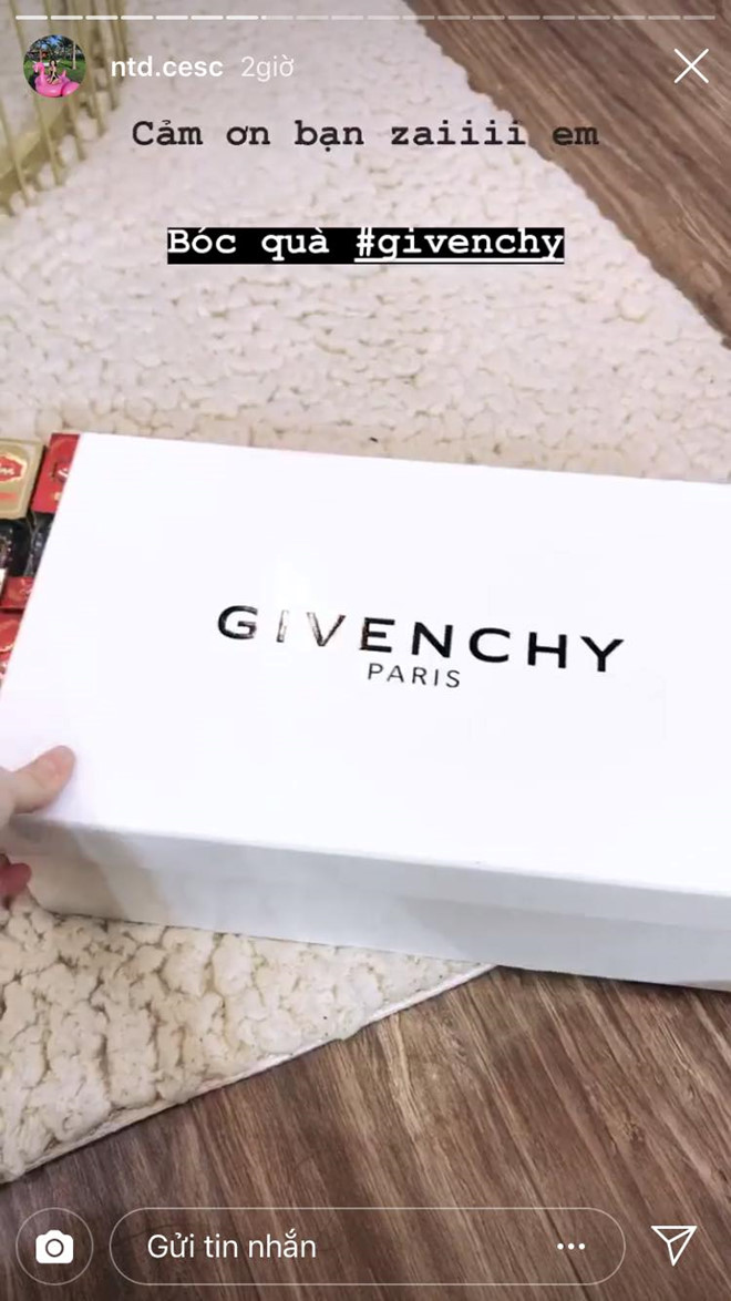 Cầu thủ tuyển Việt Nam hẹn hò ngay với bạn gái sau khi về nước