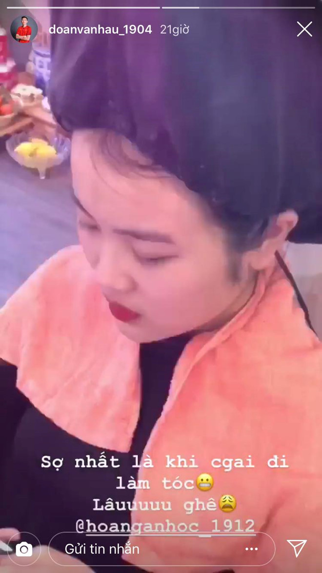 Cầu thủ tuyển Việt Nam hẹn hò ngay với bạn gái sau khi về nước