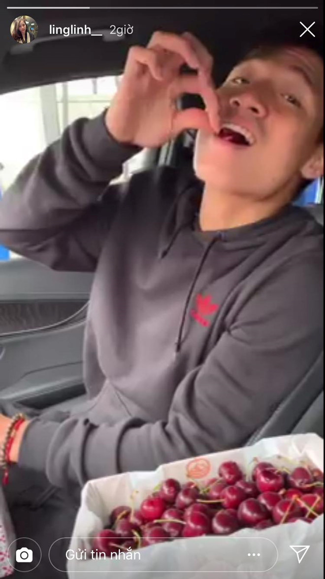 Cầu thủ tuyển Việt Nam hẹn hò ngay với bạn gái sau khi về nước