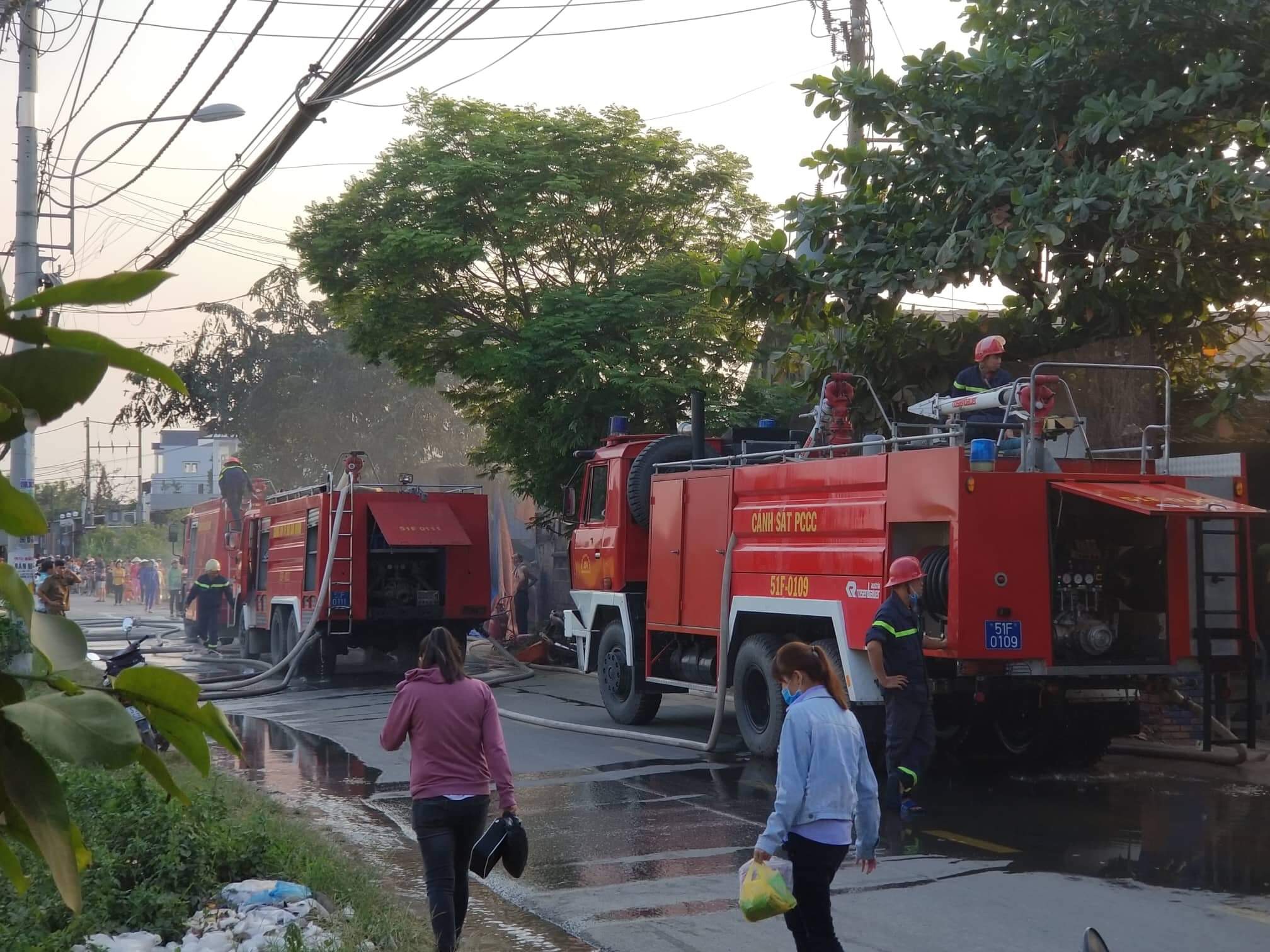 Cháy nhà xưởng chiều 26 Tết, dân gào khóc bỏ chạy