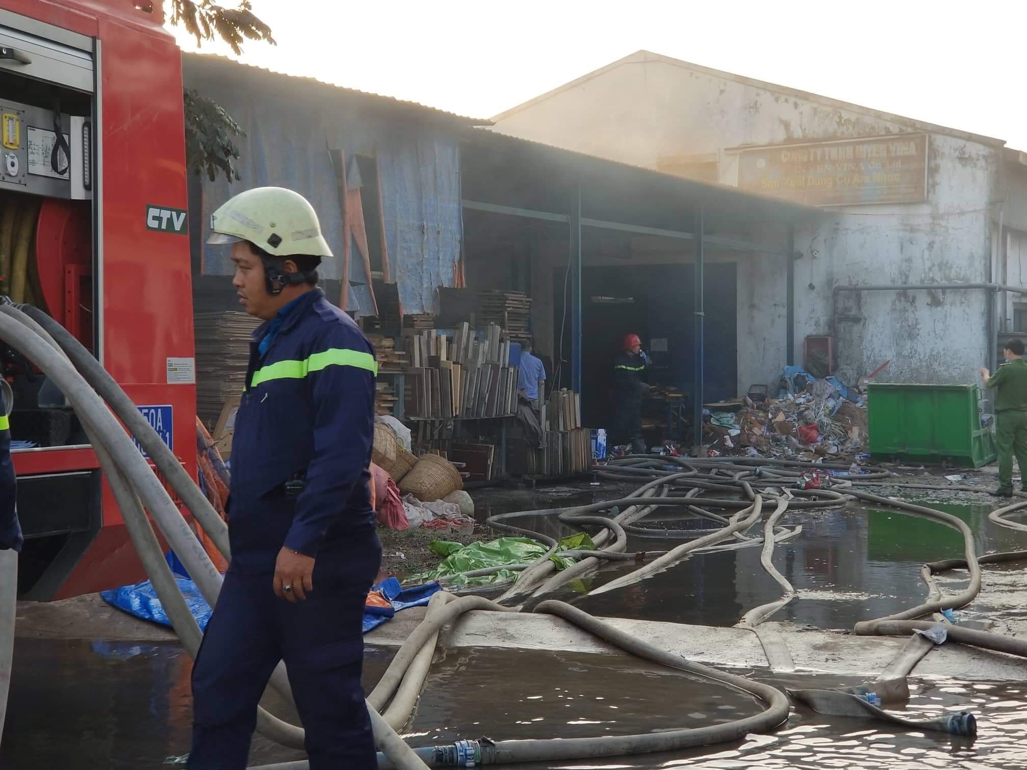 Cháy nhà xưởng chiều 26 Tết, dân gào khóc bỏ chạy