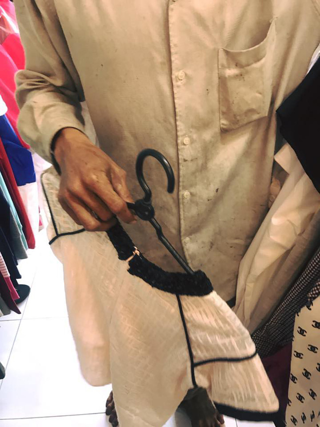 Bức ảnh ấm áp chiều giáp Tết: Người chồng lam lũ vào shop thời trang mua quần áo mới cho vợ con