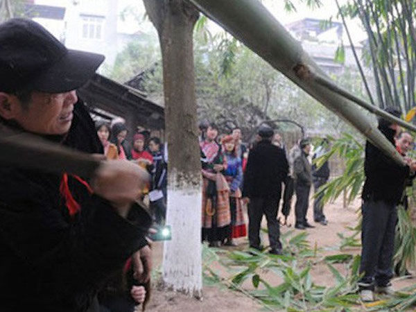 Dựng cây nêu đón Tết, 3 anh em bị điện giật nguy kịch