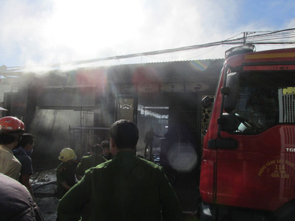 Mâu thuẫn trong làm ăn, mang xăng tới đốt nhà làm 1 người chết