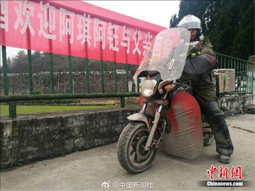 Chàng trai chở tro cốt của cha về nhà ăn Tết bằng xe máy