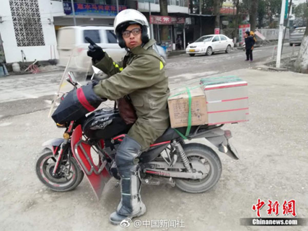 Chàng trai chở tro cốt của cha về nhà ăn Tết bằng xe máy