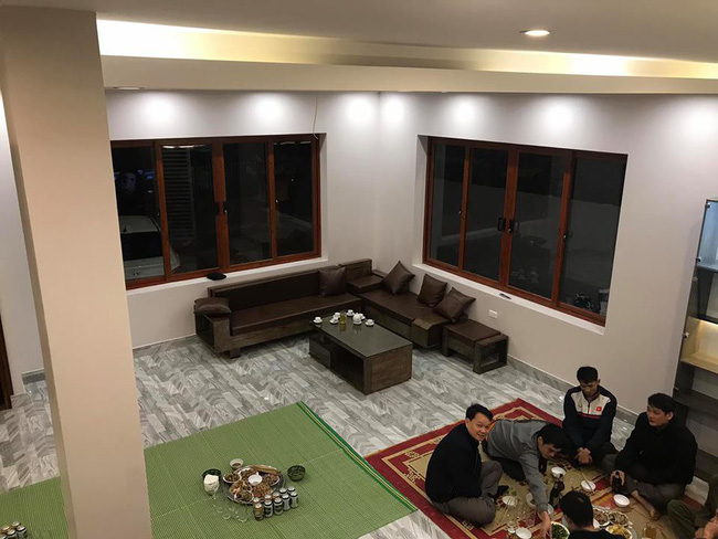 Đức Chinh vừa xây xong biệt phủ ở quê, Bùi Tiến Dũng lập tức vào xí ngay 1 phòng