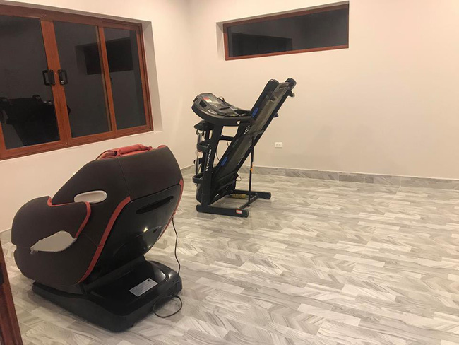 Đức Chinh vừa xây xong biệt phủ ở quê, Bùi Tiến Dũng lập tức vào xí ngay 1 phòng