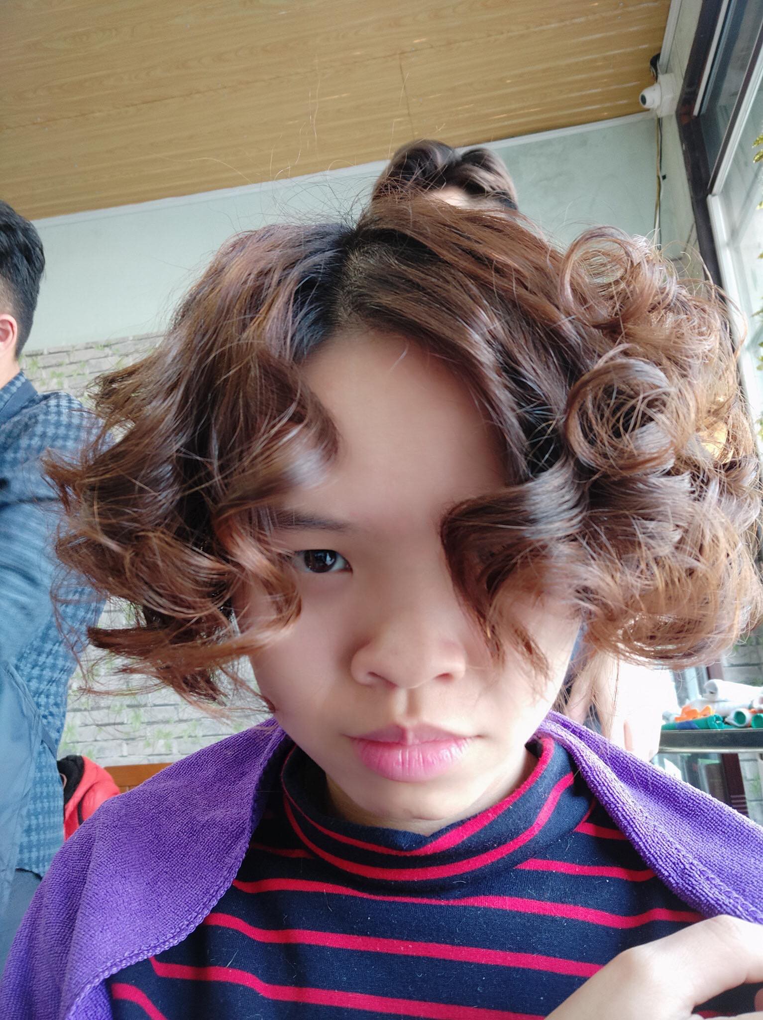 Tin tưởng thợ làm tóc, các chàng trai cô gái có ngay quả đầu không thể ấn tượng hơn để đón Tết