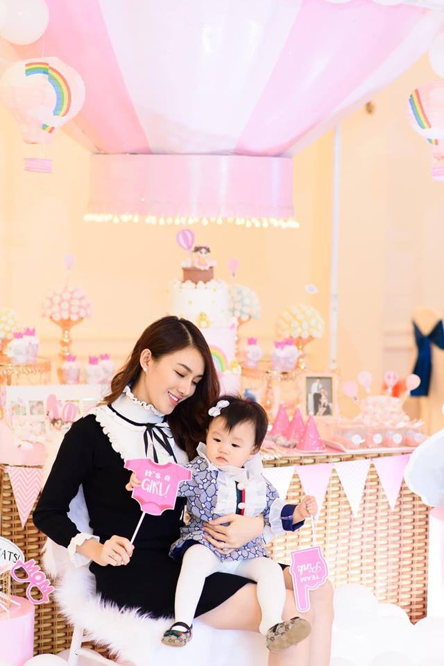 Lê Hà tổ chức lễ thôi nôi ngập tràn sắc hồng cho con gái Khả Di sau 1 năm giấu kín