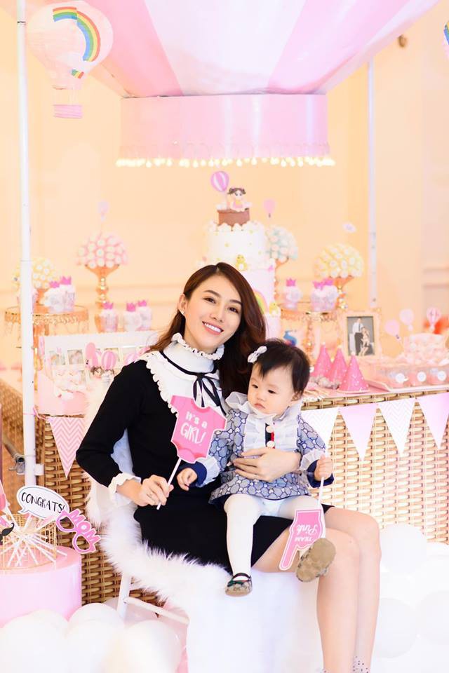 Lê Hà tổ chức lễ thôi nôi ngập tràn sắc hồng cho con gái Khả Di sau 1 năm giấu kín