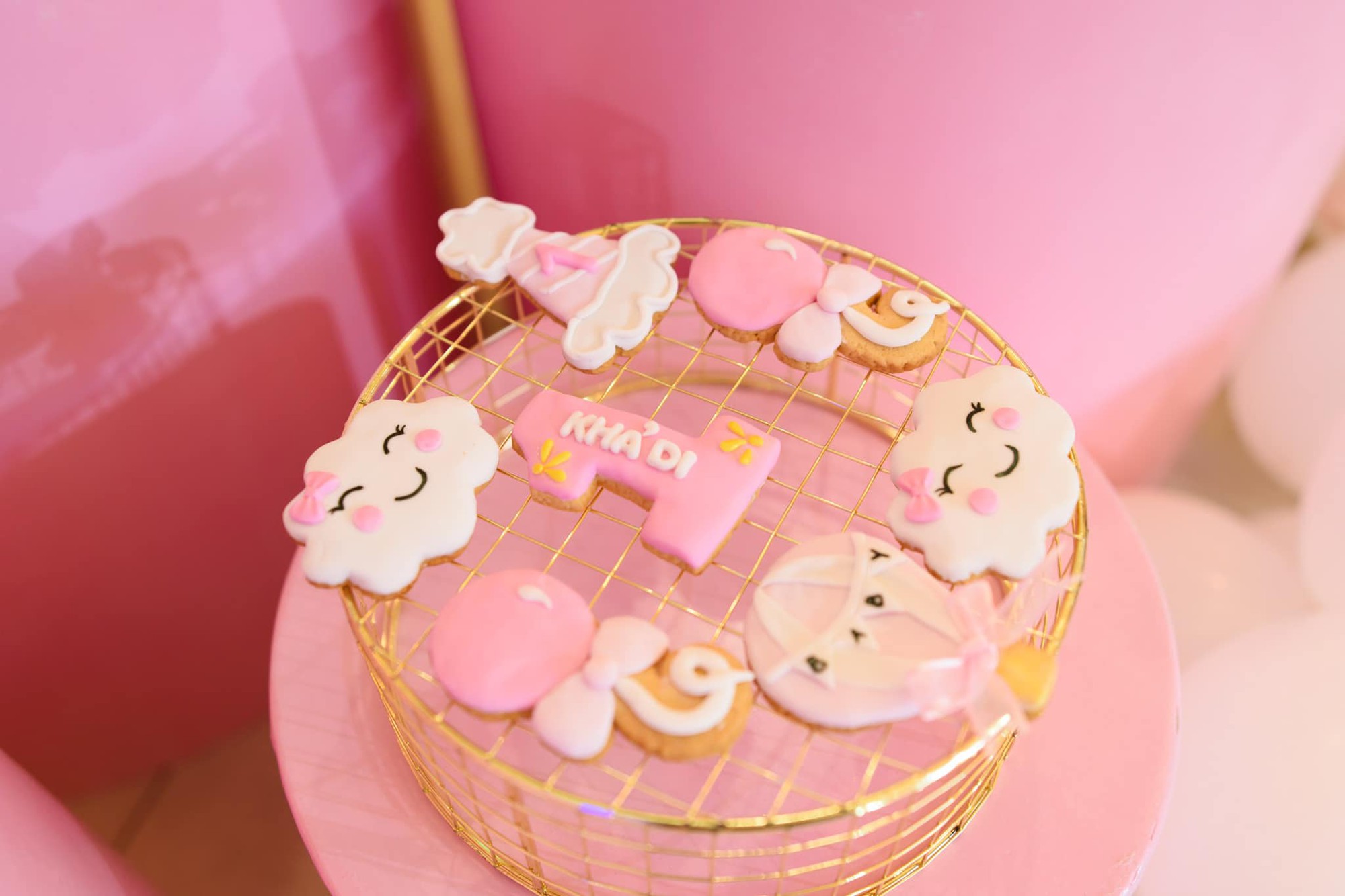 Lê Hà tổ chức lễ thôi nôi ngập tràn sắc hồng cho con gái Khả Di sau 1 năm giấu kín