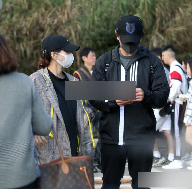 Mang thai ở tháng thứ 6, Lưu Thi Thi xuất hiện với bụng bầu to lùm lùm, được ông xã Ngô Kỳ Long chăm nom hết mực