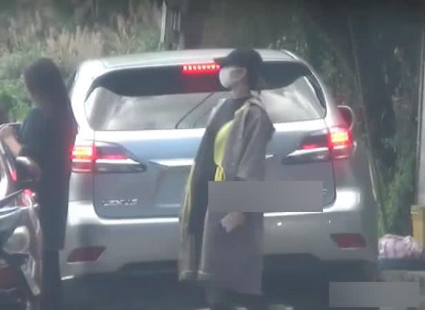 Mang thai ở tháng thứ 6, Lưu Thi Thi xuất hiện với bụng bầu to lùm lùm, được ông xã Ngô Kỳ Long chăm nom hết mực