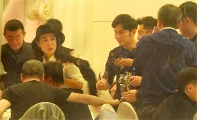 Giữa lùm xùm chia tay Phạm Băng Băng, Lý Thần đi tiệc cuối năm với gương mặt tiều tụy