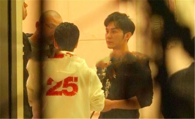 Giữa lùm xùm chia tay Phạm Băng Băng, Lý Thần đi tiệc cuối năm với gương mặt tiều tụy