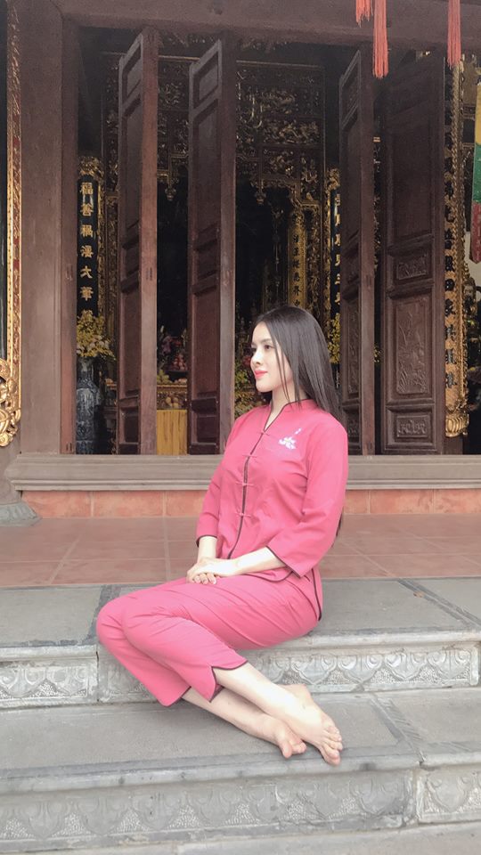 Cầu an nơi cửa phật vào ngày ông Công ông Táo, Thư Dung bị nói đi chùa cầu cho có khách