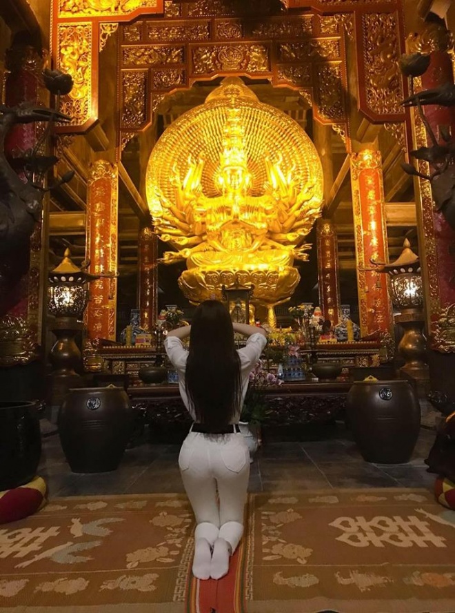 Cầu an nơi cửa phật vào ngày ông Công ông Táo, Thư Dung bị nói đi chùa cầu cho có khách