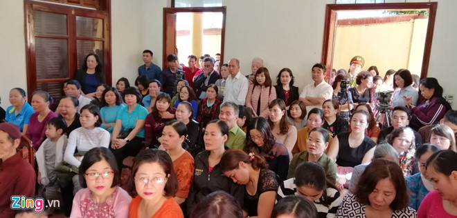 Người dân ngồi kín phòng theo dõi tòa tuyên án Hoàng Công Lương
