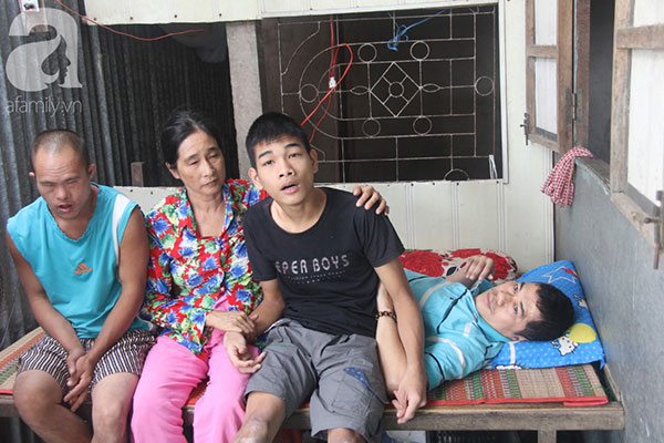 Chồng tai biến nằm một chỗ để lại vợ cùng 2 đứa con trai tâm thần, Tết đến mà nhà không còn gạo nấu cơm