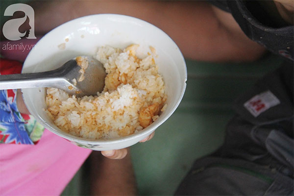 Chồng tai biến nằm một chỗ để lại vợ cùng 2 đứa con trai tâm thần, Tết đến mà nhà không còn gạo nấu cơm