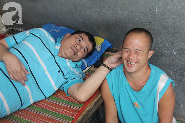 Chồng tai biến nằm một chỗ để lại vợ cùng 2 đứa con trai tâm thần, Tết đến mà nhà không còn gạo nấu cơm