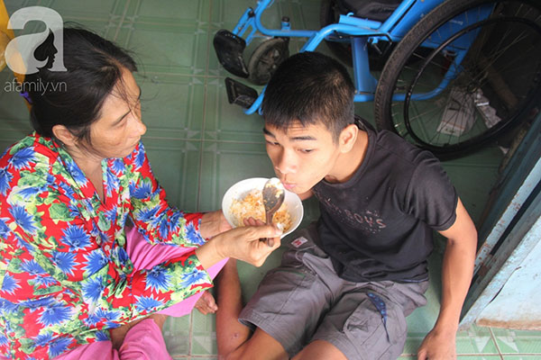 Chồng tai biến nằm một chỗ để lại vợ cùng 2 đứa con trai tâm thần, Tết đến mà nhà không còn gạo nấu cơm