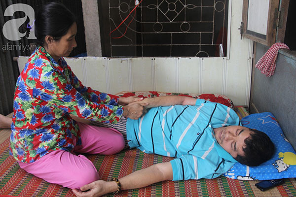 Chồng tai biến nằm một chỗ để lại vợ cùng 2 đứa con trai tâm thần, Tết đến mà nhà không còn gạo nấu cơm