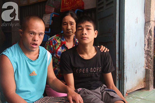 Chồng tai biến nằm một chỗ để lại vợ cùng 2 đứa con trai tâm thần, Tết đến mà nhà không còn gạo nấu cơm