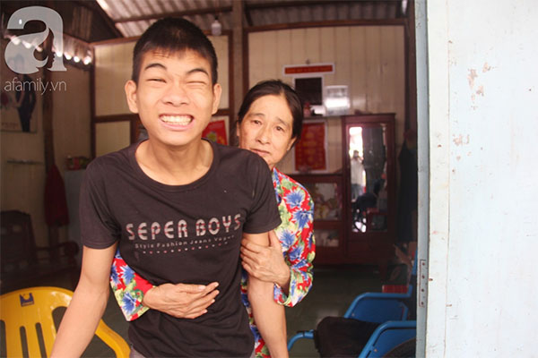 Chồng tai biến nằm một chỗ để lại vợ cùng 2 đứa con trai tâm thần, Tết đến mà nhà không còn gạo nấu cơm