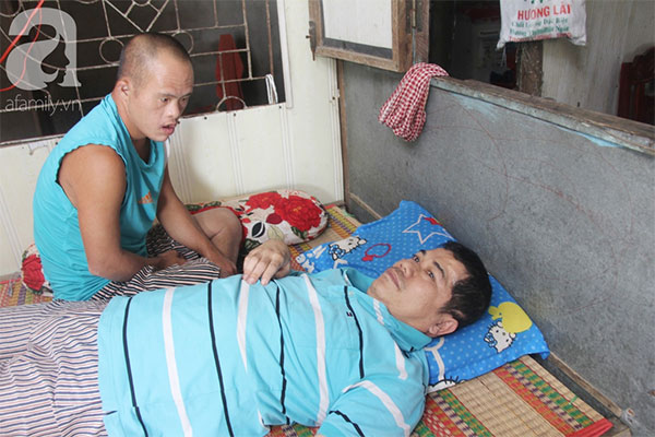 Chồng tai biến nằm một chỗ để lại vợ cùng 2 đứa con trai tâm thần, Tết đến mà nhà không còn gạo nấu cơm