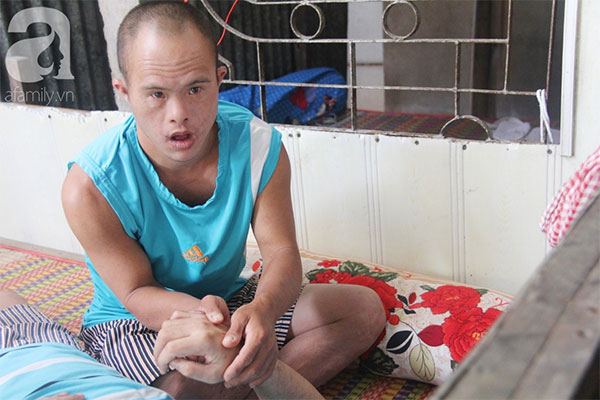 Chồng tai biến nằm một chỗ để lại vợ cùng 2 đứa con trai tâm thần, Tết đến mà nhà không còn gạo nấu cơm